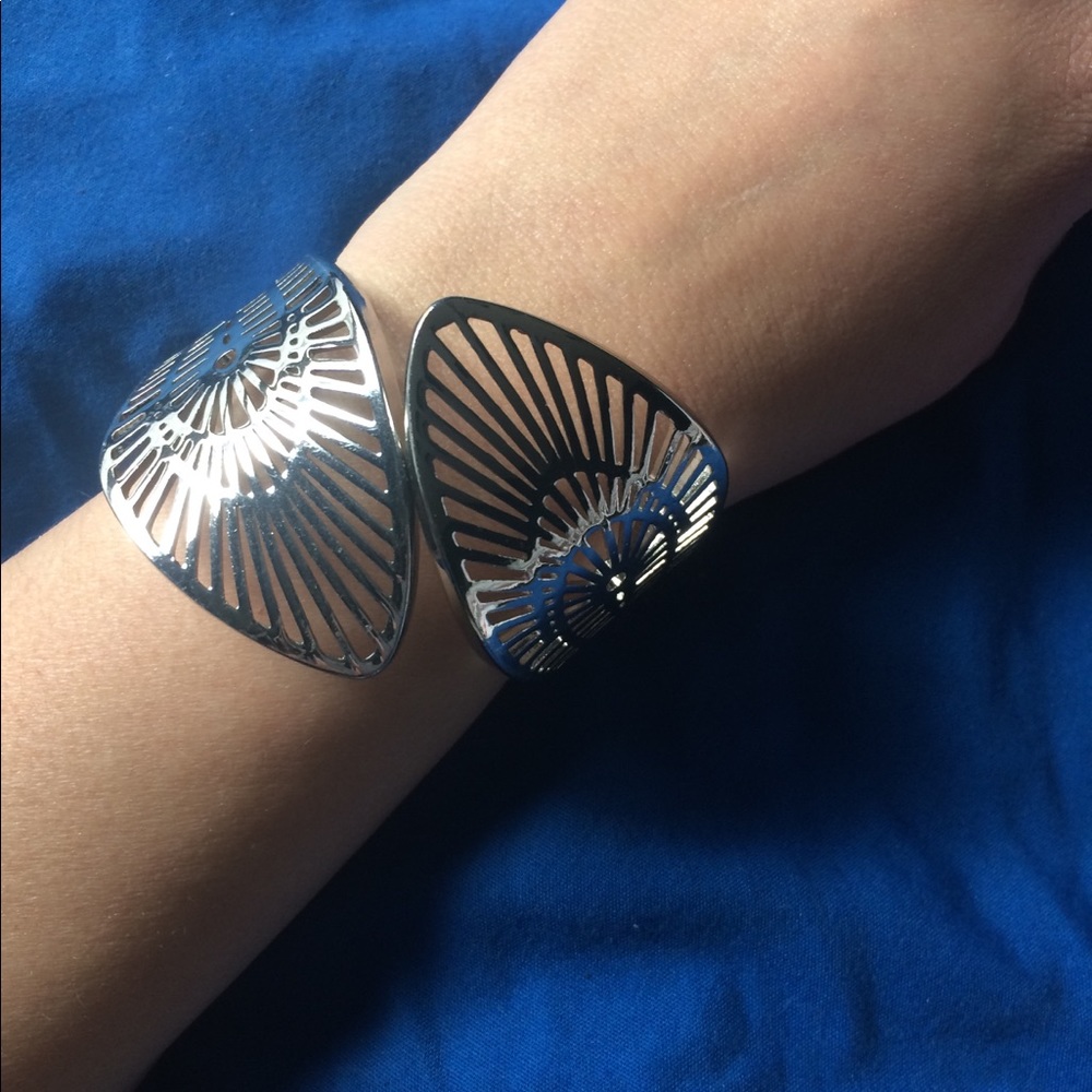 💜 5/$15 💜 Silver cuff bracelet
